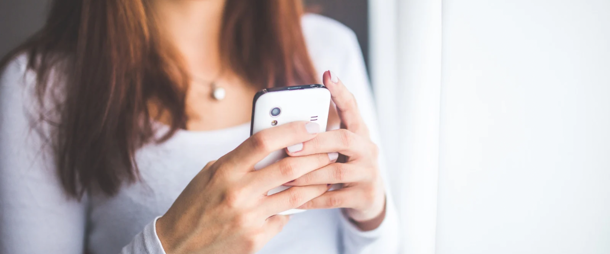 スマホ首からくる慢性的な痛み肩こり