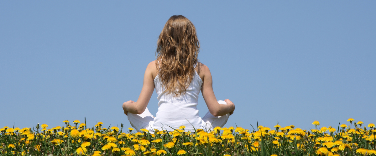 リラックスした女性の画像