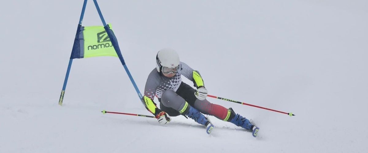 プロアスリート、アルペンスキーの水谷美穂選手をCBDの製品を発表する画像です。